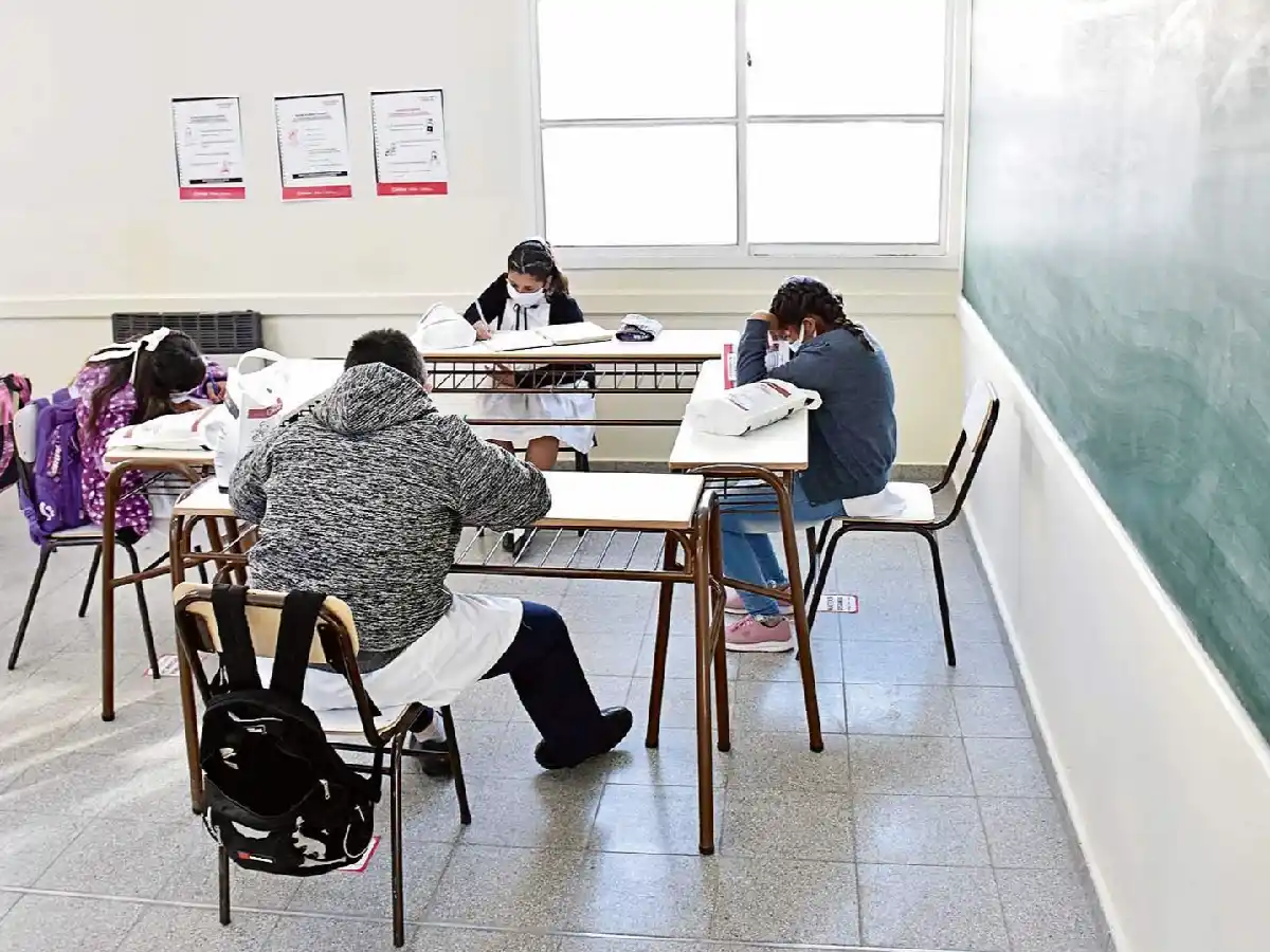 Crece la compra de barbijos tricapa por el regreso a las aulas de los chicos