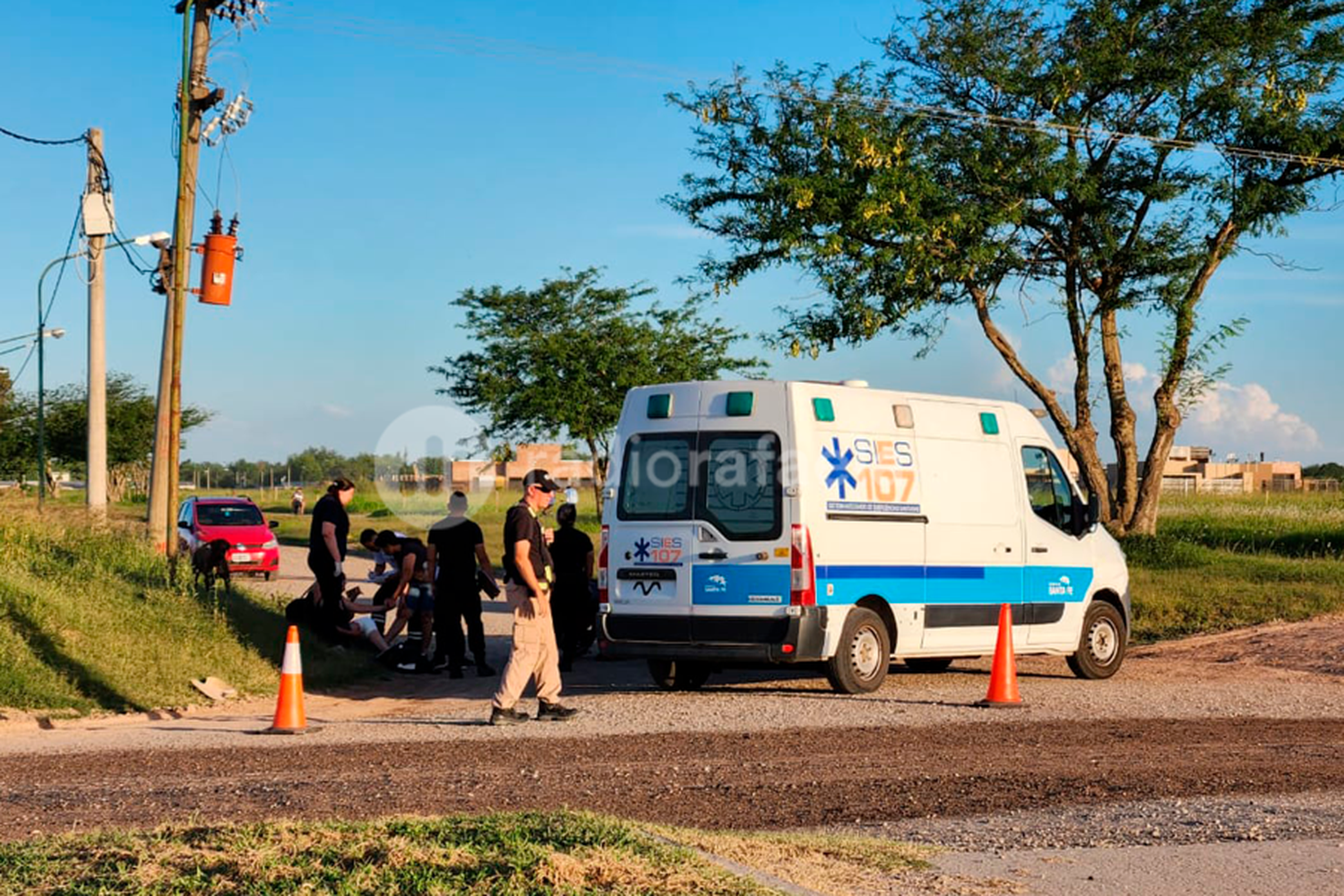 Tarde accidentada: un auto impactó contra una motociclista que debió ser atendida