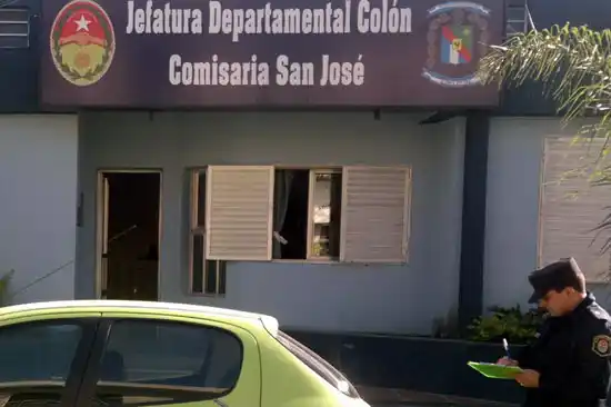 El hijo jugaba en el piso y el padre lo atropelló con el auto