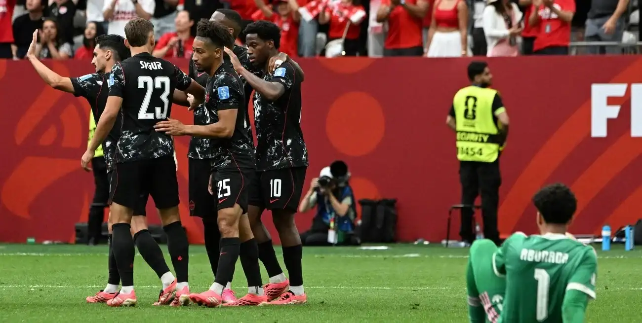 Canadá vapuleó a Qatar y puso un pie en la segunda fase.