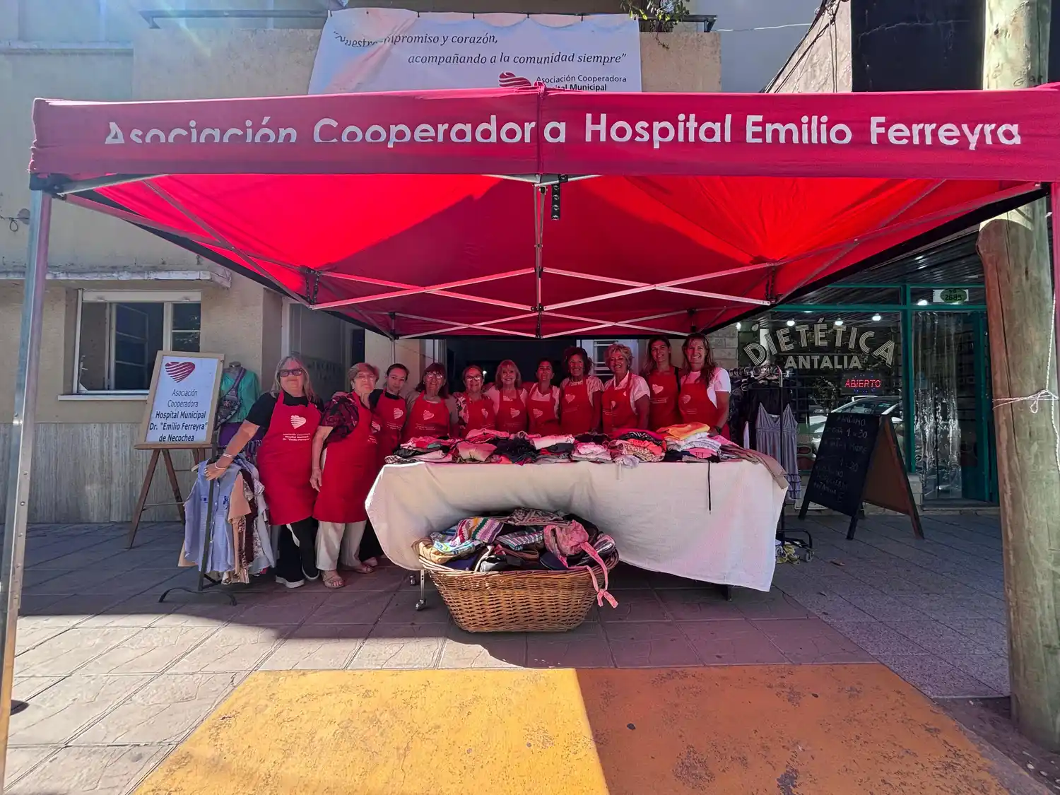 El equipo de la Cooperadora del Hospital Ferreyra volvió a poner en marcha la feria solidaria