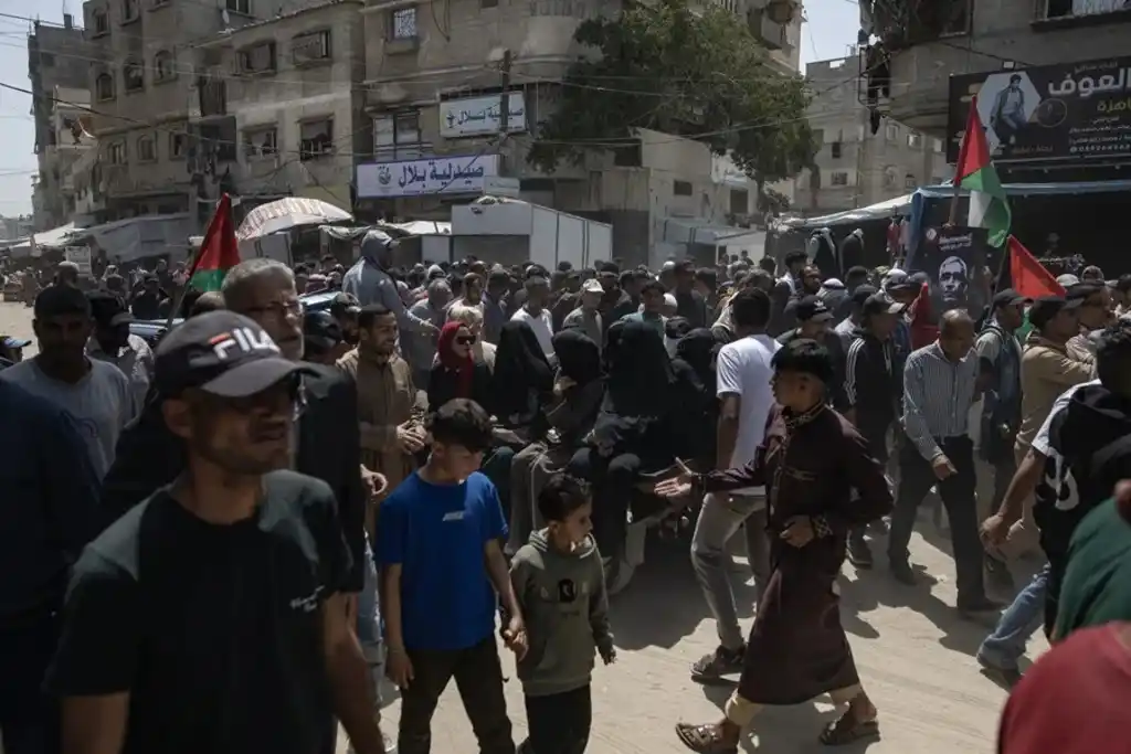 palestinos participando en una manifestación con motivo del Día de los Presos Palestinos. EFE