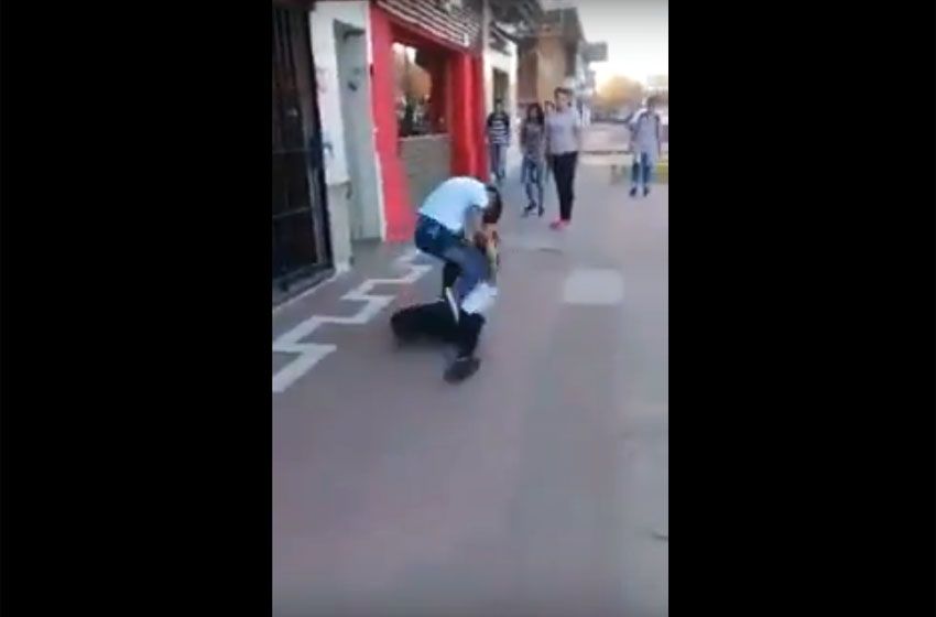 Brutal pelea entre dos adolescentes a la salida de una escuela