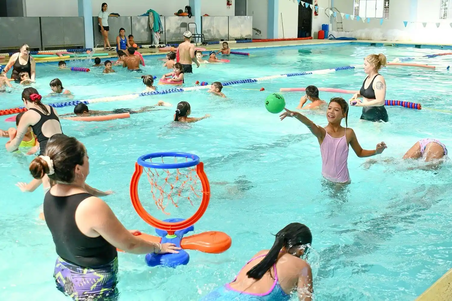 Chicos y chicas participan de las actividades de las Escuelas Abiertas en Verano en una sede del municipio de San Vicente.