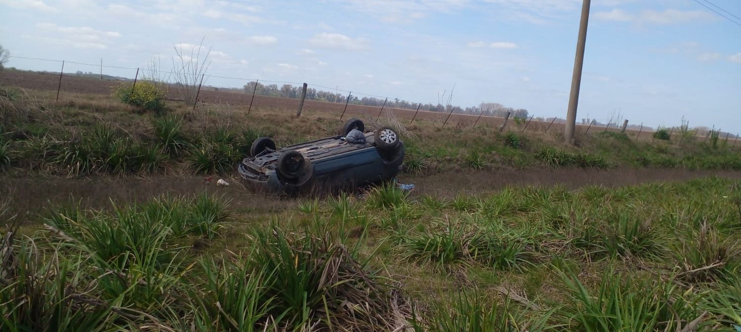 Un auto volcó y sus ocupantes fueron trasladados al hospital