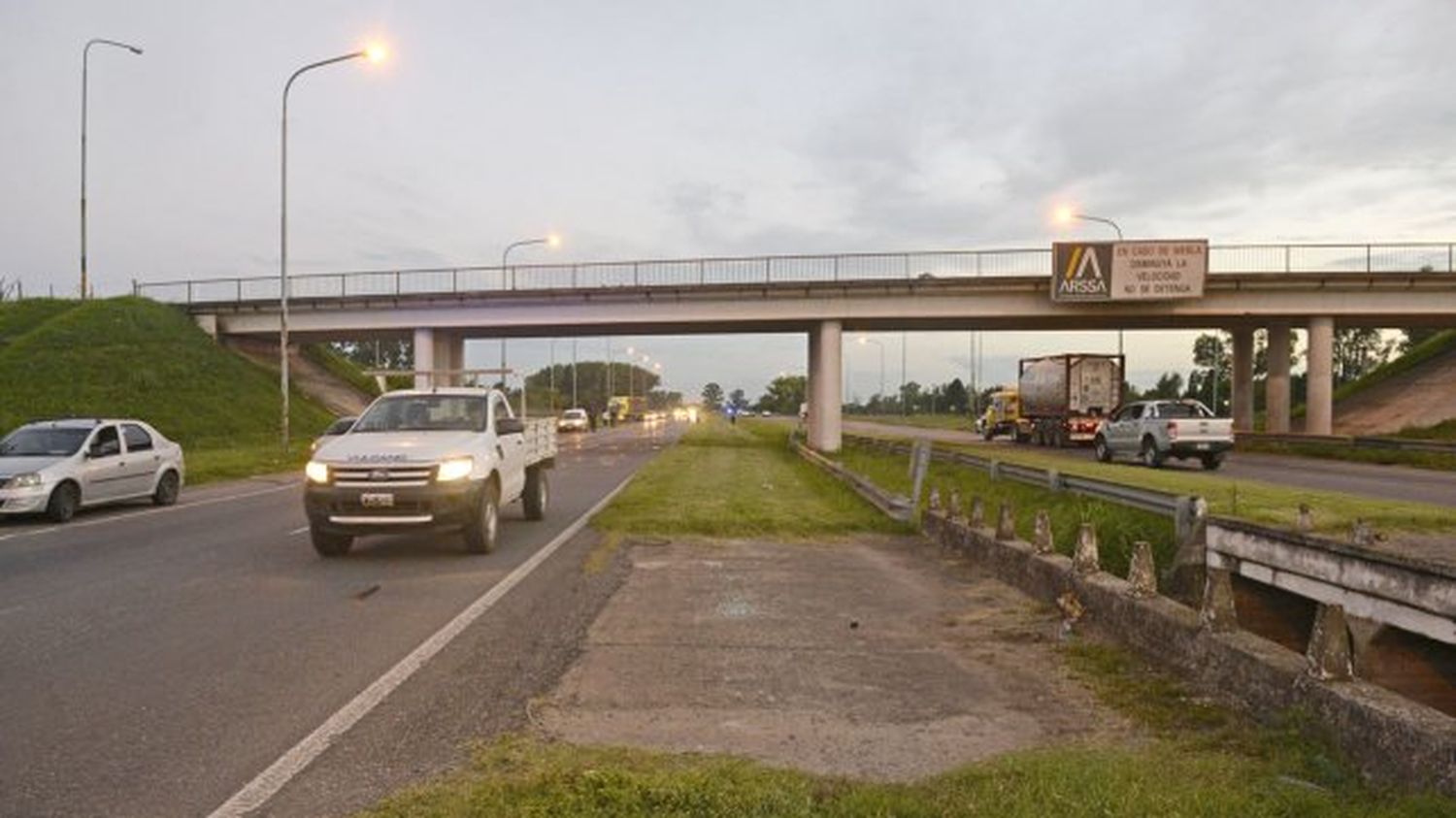 Accidente en la autopista Santa Fe – Rosario: chocaron un auto y un camión