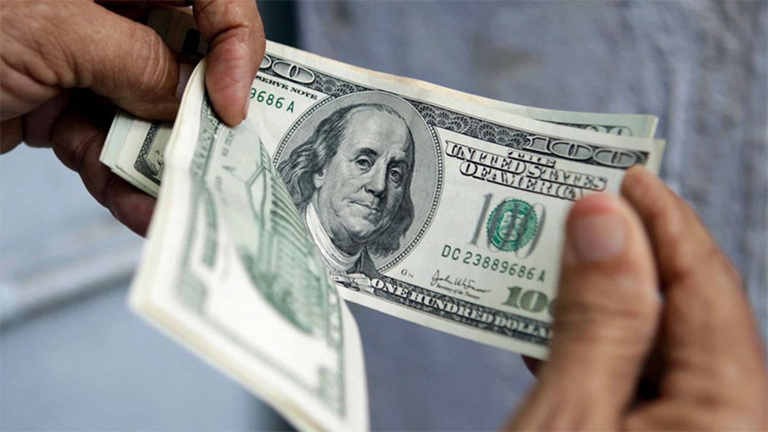 El dólar oficial subió 0,9% en la apertura y el "solidario" se acercó a $134