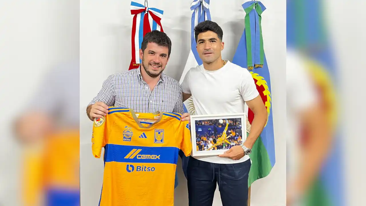 Chiarella junto a Ibáñez con sus respectivos presentes.
