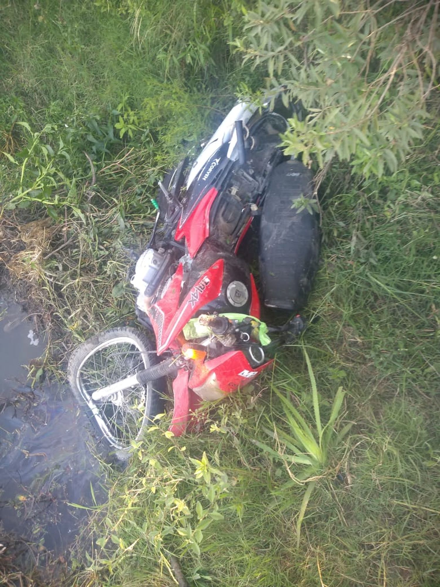 Un motociclista cayó por un puente a un arroyo: fue trasladado al Centenario con múltiples fracturas