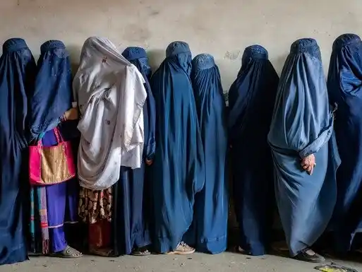 Mujeres afganas esperan para recibir raciones de comida distribuidas por un grupo humanitario, en Kabul, Afganistán, el 23 de mayo de 2023