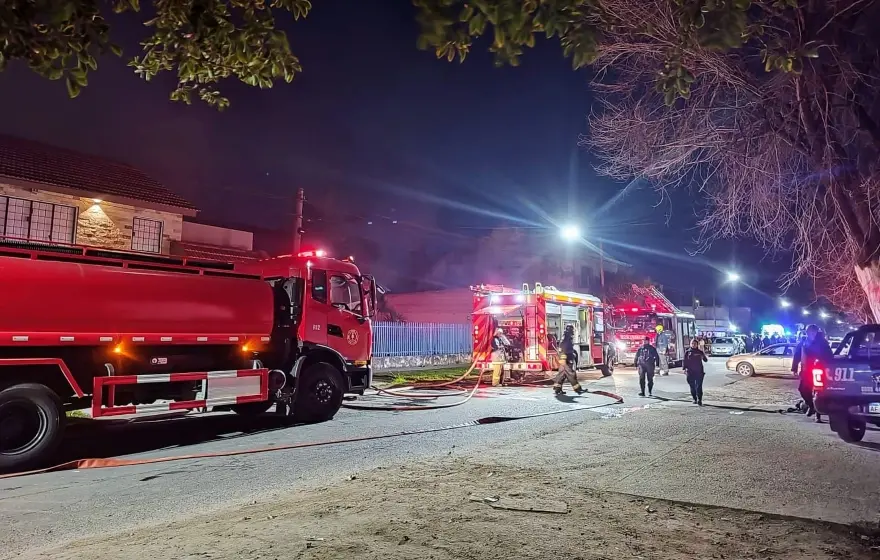 Bomberos lograron controlar un voraz incendio en una fábrica de la zona sur