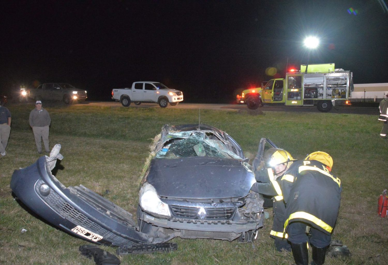 Dos personas sufrieron heridas en un espectacular vuelco