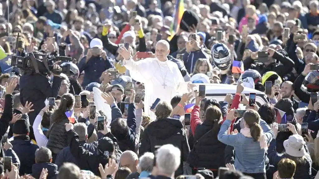 El Papa León XIV saluda a los fieles en la plaza de San Pedro, Ciudad del Vaticano. Foto: EFE | Riccardo Antimiani.