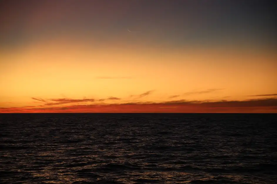 La temperatura se toma desde la Estación de Observaciones Costeras del Servicio de Hidrografía Naval, ubicada en el muelle del Club de Pescadores.