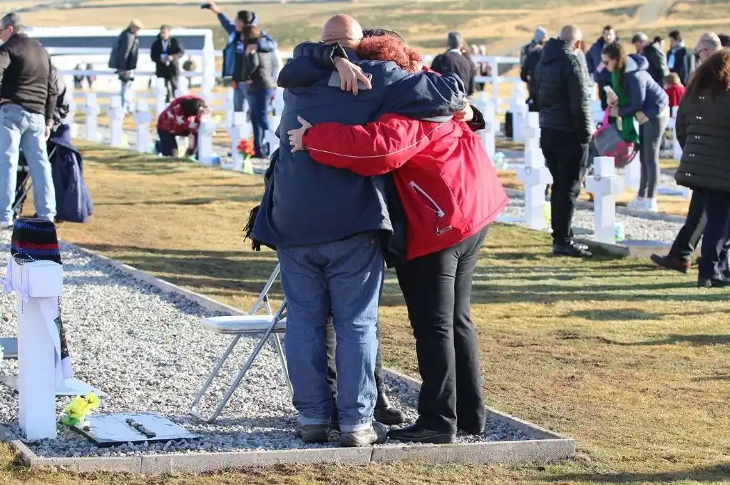 Malvinas: hallan restos de cinco combatientes argentinos no identificados