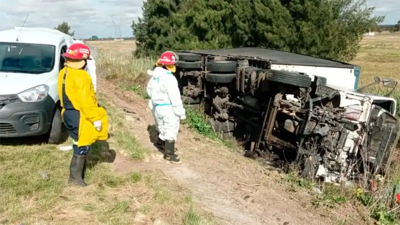 Un camión chocó a un utilitario y volcó en Ruta 14: mirá el video y las fotos