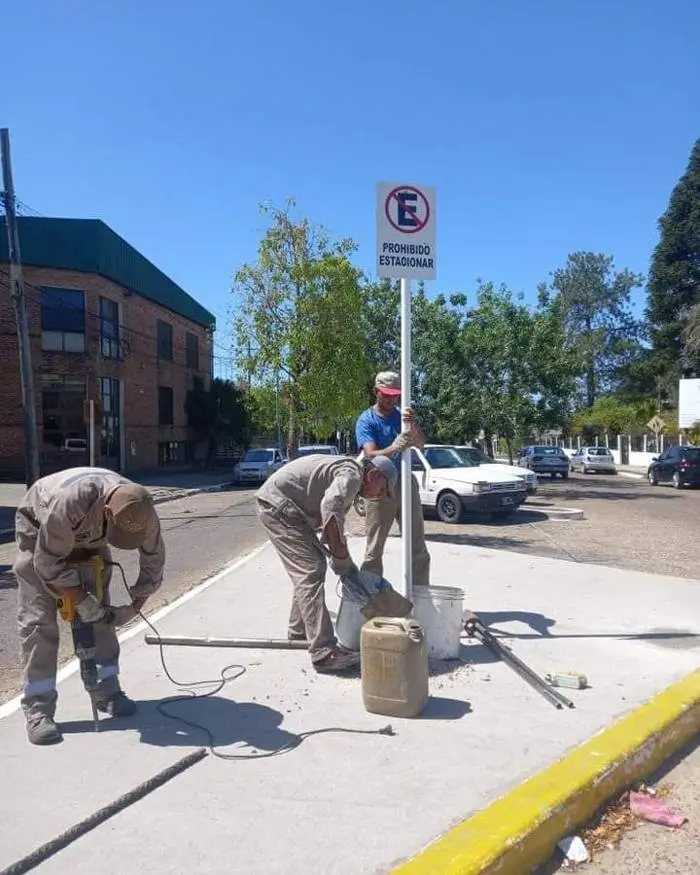 El municipio intensifica los  trabajos de mejoras en la  cartelería vial en toda la ciudad