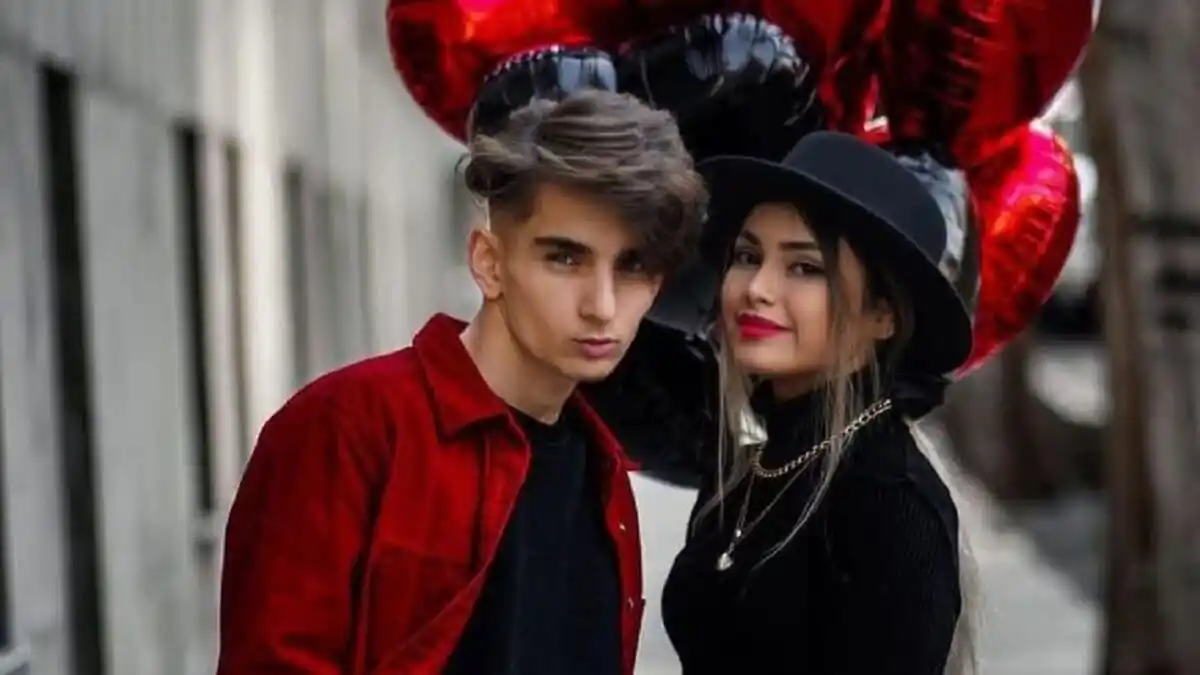 POR BAILAR frente a un monumento condenan a 10 años de cárcel a dos jóvenes en Irán