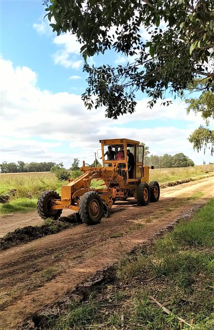 Personal municipal de Lezama se capacita en manejo de máquinas viales
