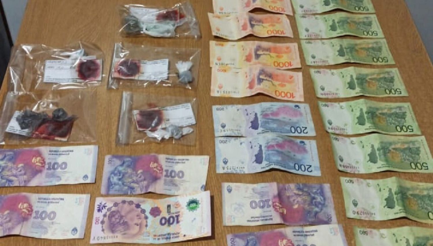 Detuvieron a un presunto narco barrial con droga y dinero en efectivo