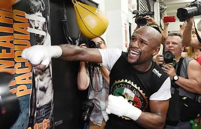 Mayweather anticipó su pelea con Conor McGregor y sorprendió
