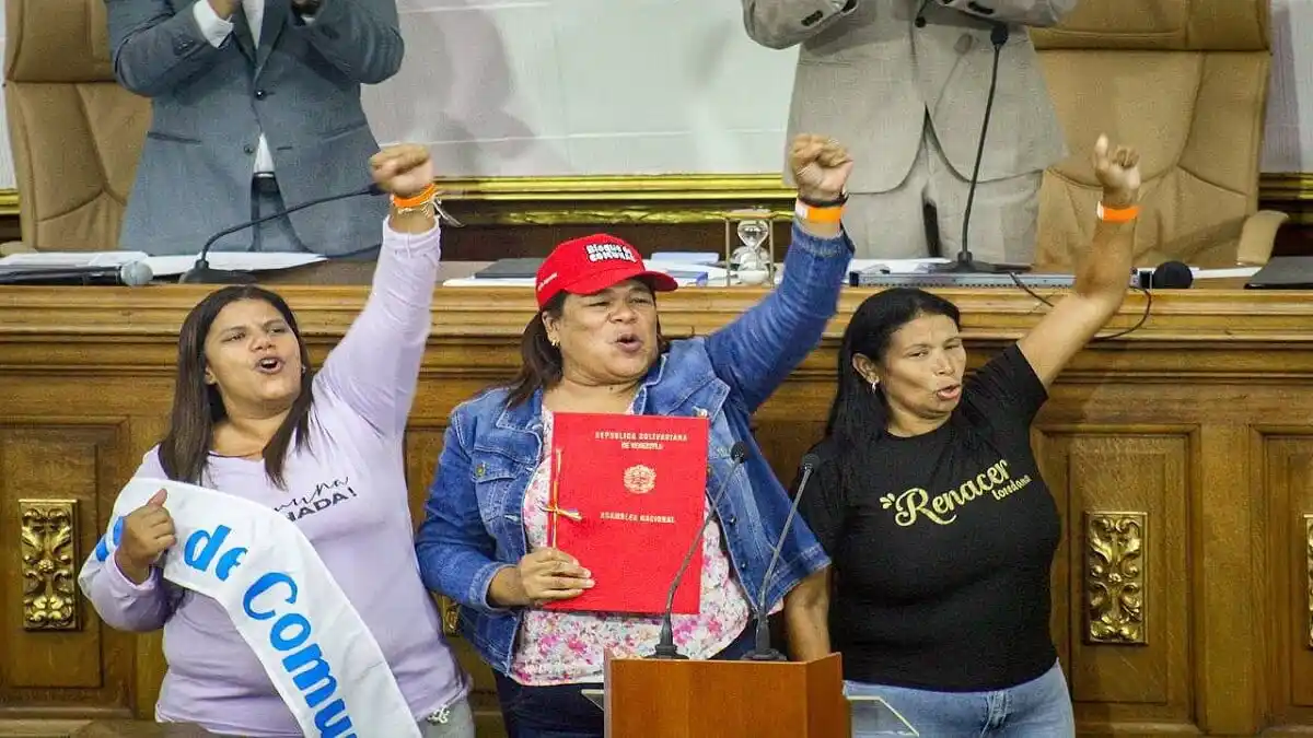 GOBIERNOS FUERA de la Constitución: esto esconde la reforma de la Ley de Consejos Comunales (+Documento)