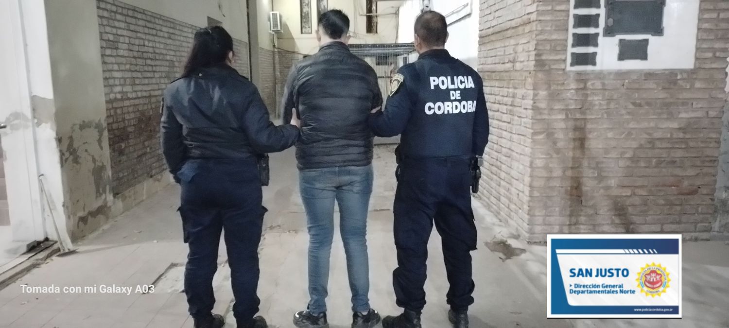 El joven tiene 22 años y su expareja 44