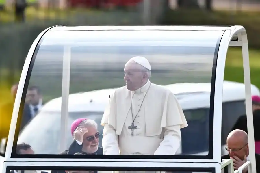 El papamóvil que el difunto papa Francisco utilizó durante su visita a Belén en 2014, convertido en clínica itinerante. EFE