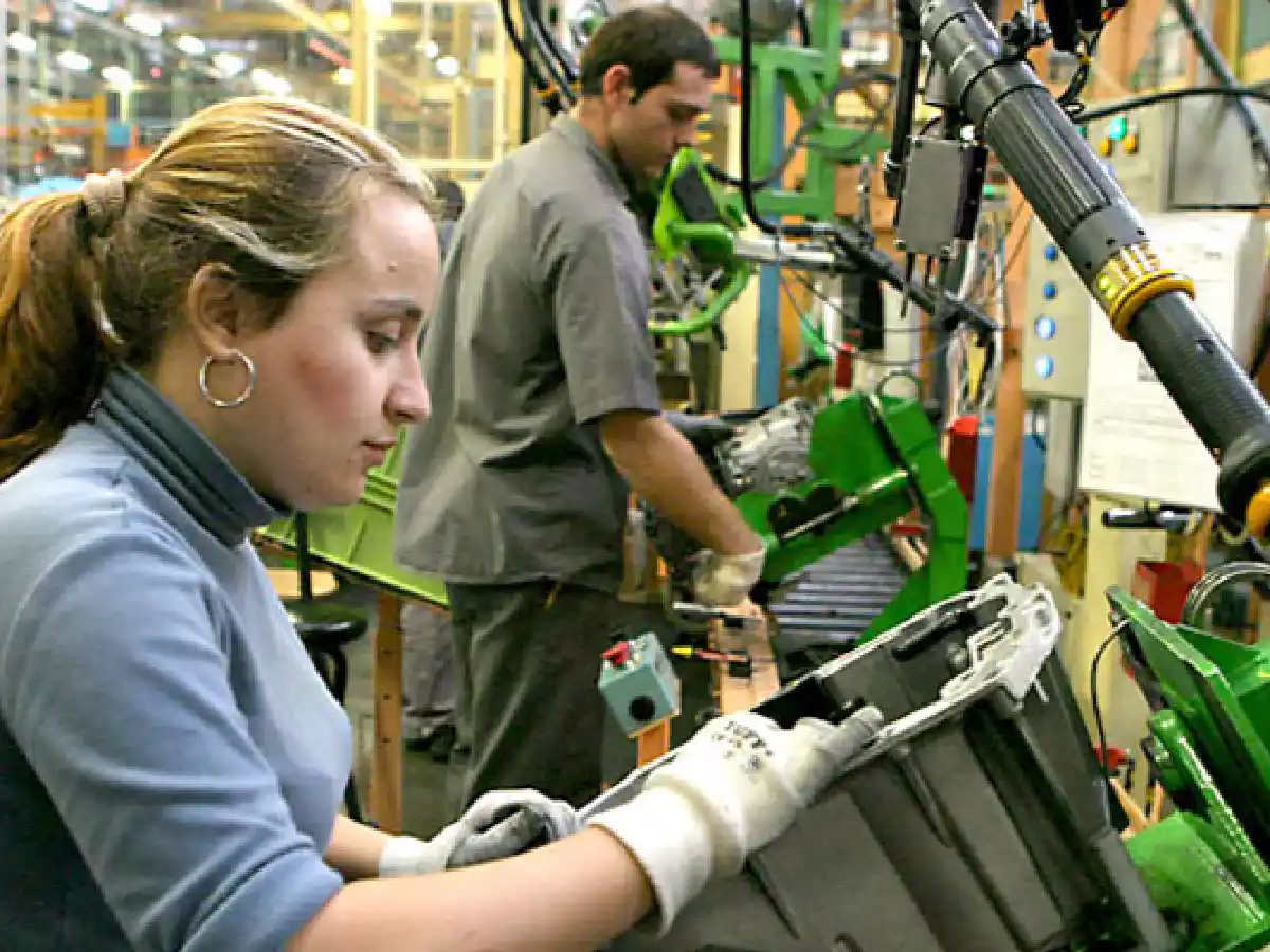 Francia: multarán a empresas que no respeten paridad salarial entre hombres y mujeres