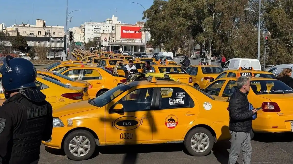 Taxistas de Córdoba protestan por la falta de regulación de aplicaciones de transporte. (Foto: Cadena 3)