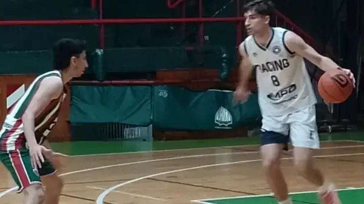 Sterz sube la bola ante Chir. Fueron los dos máximos anotadores del juego.
