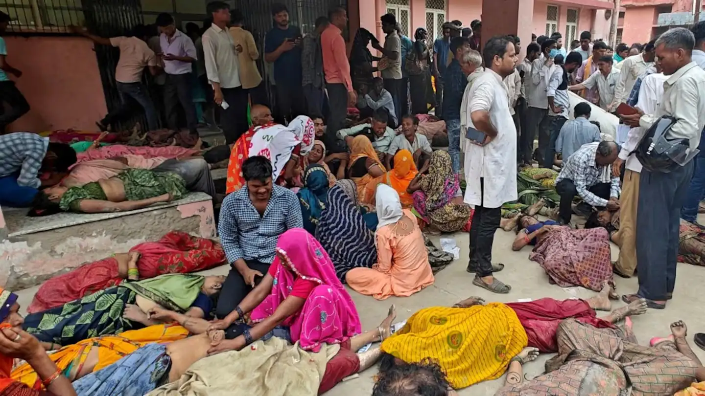 Familiares lloran ante los cuerpos de sus seres queridos en Hathras, India (Foto: Reuters)