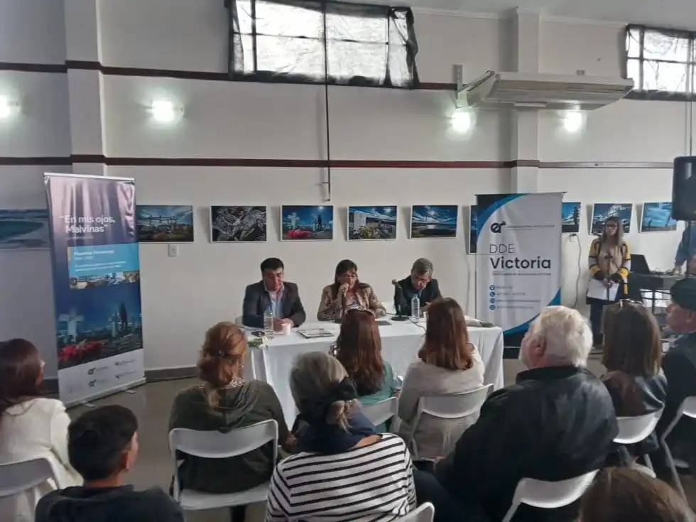 Abrió la muestra fotográfica «En mis ojos, Malvinas» de Rubén Digilio