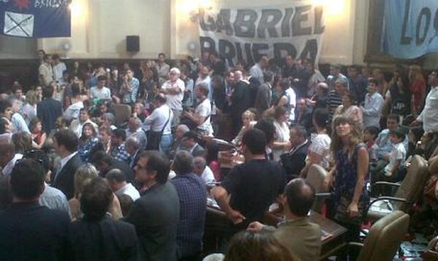 Incidentes y trompadas durante el acto de jura de concejales en el HCD de La Plata