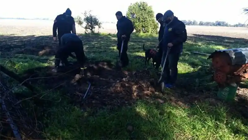 Gualeguaychuense fue hallado asesinado: un "amigo" enterró su cuerpo y se envenenó