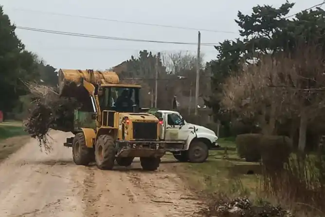 Trabajos de conservación de la vía pública en el barrio Parque Girado