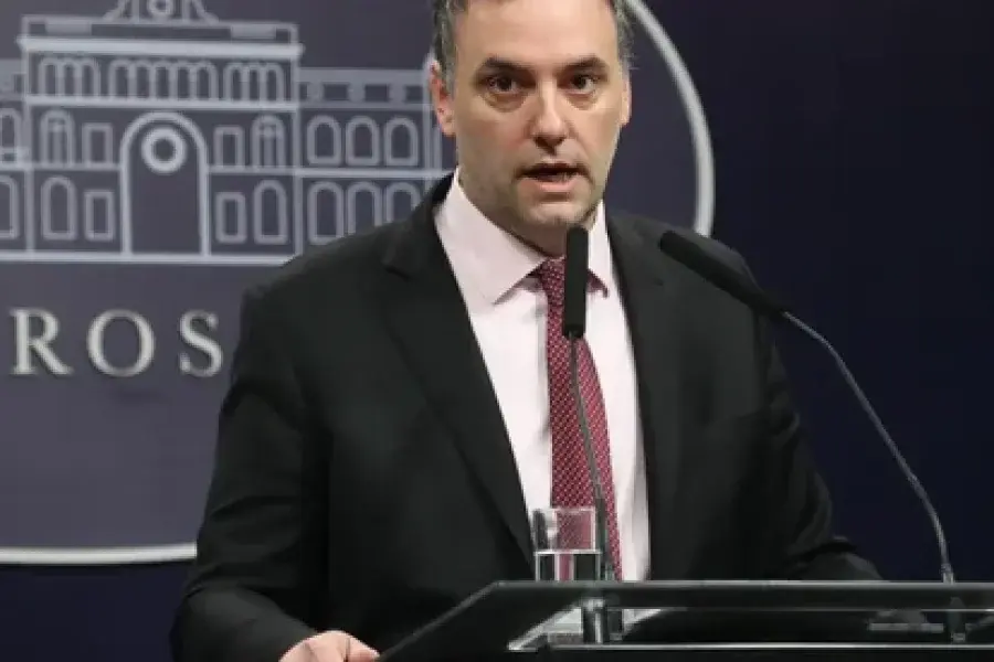 Adorni fue crítico con los dichos de Villarruel por Francia y tomó distancia