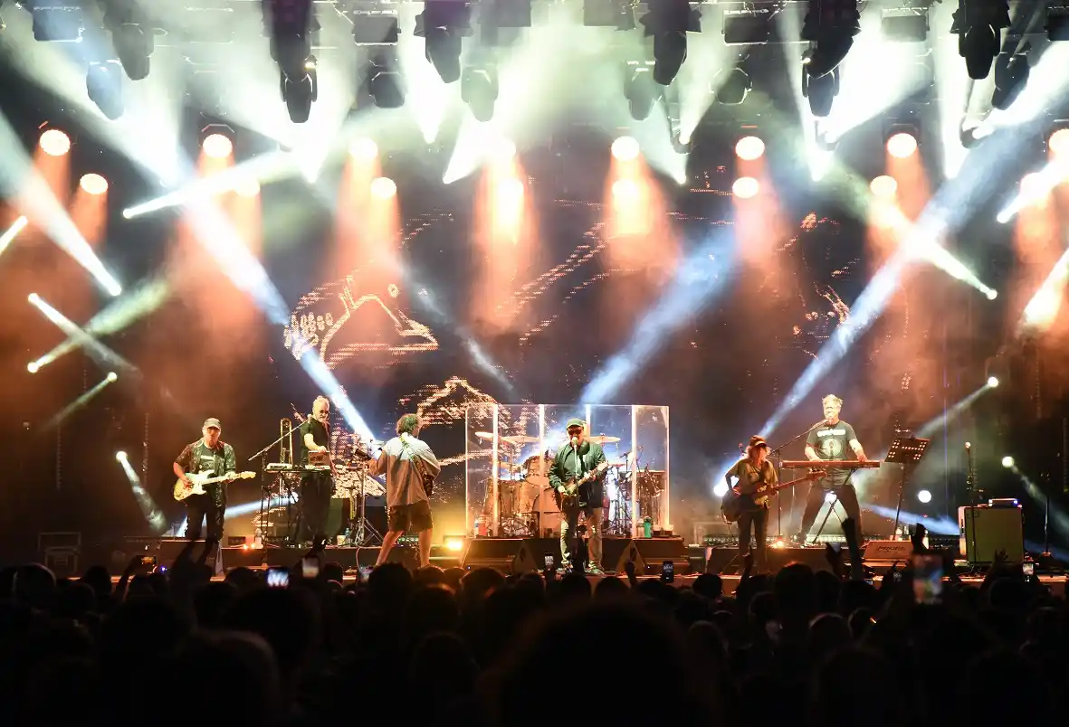 La Fiesta Nacional de la Playa vive este viernes su noche de cumbia y sigue brillando en Concepción del Uruguay