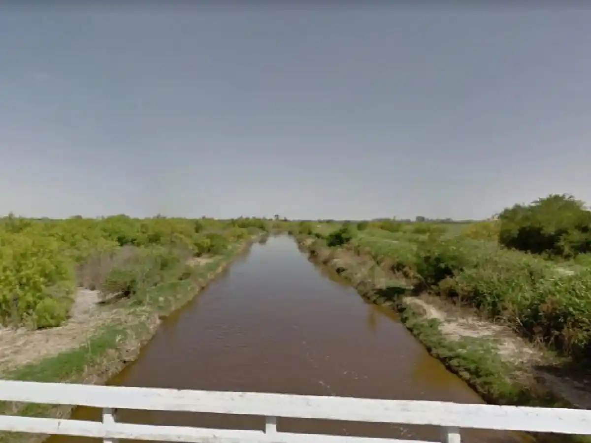 General Roca: buscan a un hombre que cayó a un canal