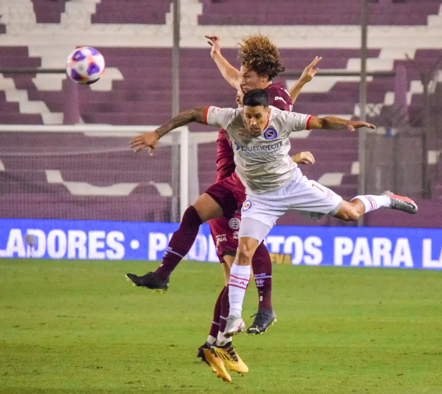 Argentinos, aplastante en su visita a Lanús