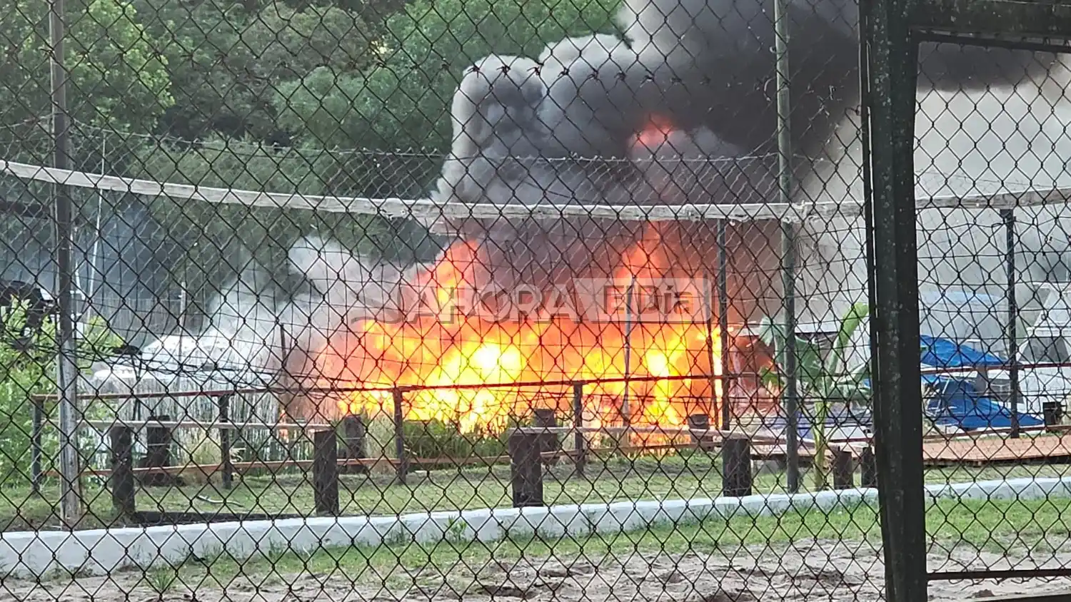 Aún no pudieron trasladar al Instituto del Quemado al paciente grave por el incendio de las embarcaciones