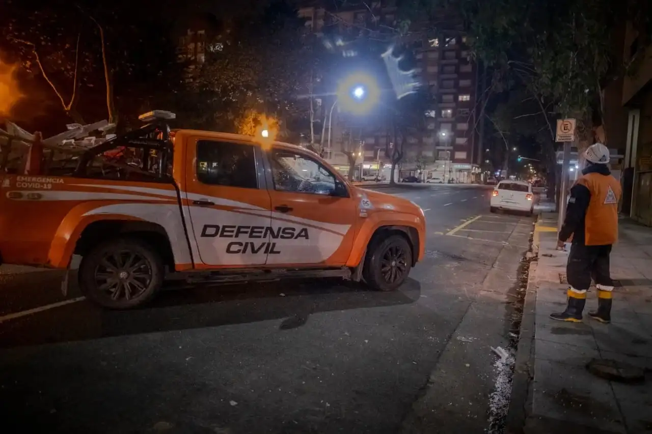 Defensa Civil tuvo alta demanda durante la madrugada a causa del temporal de viento y lluvia que azota la ciudad.