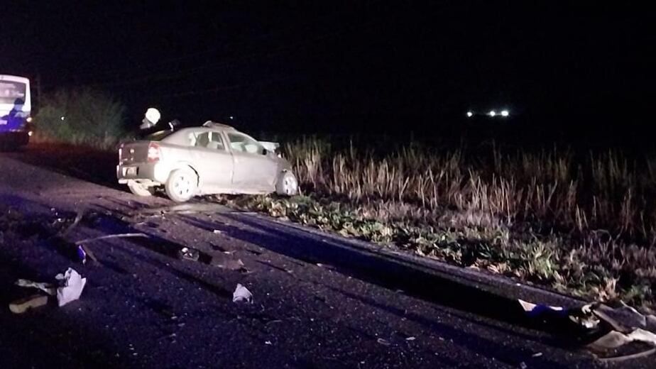Un muerto tras un choque entre un auto y una camioneta entre las localidades de Santa Eufemia y La Carlota.