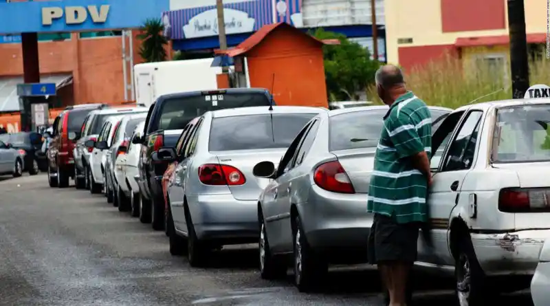 Otra víctima de la crisis: muere abuelo tras ser arrollado en cola por gasolina en Lara