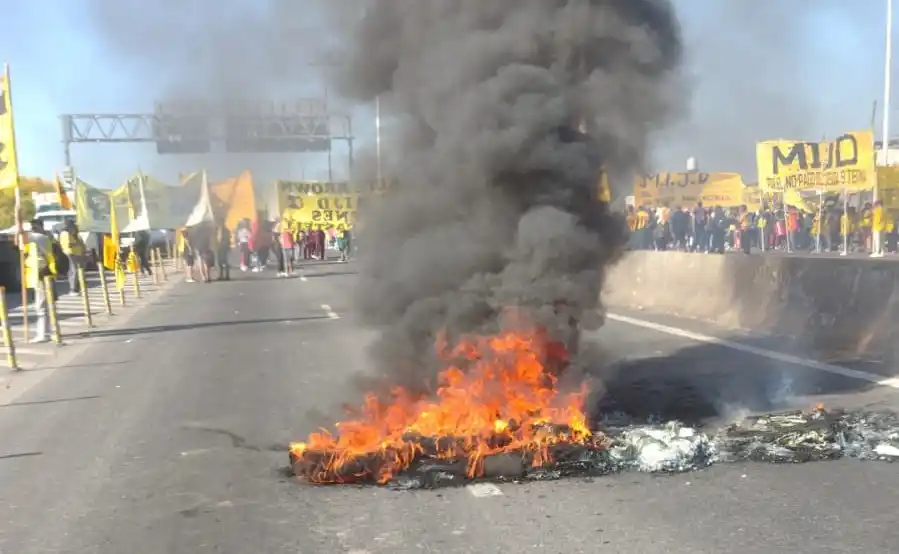 Sigue el descontrol piquetero en la Provincia: Castells protestó en Puente La Noria en reclamo de alimentos