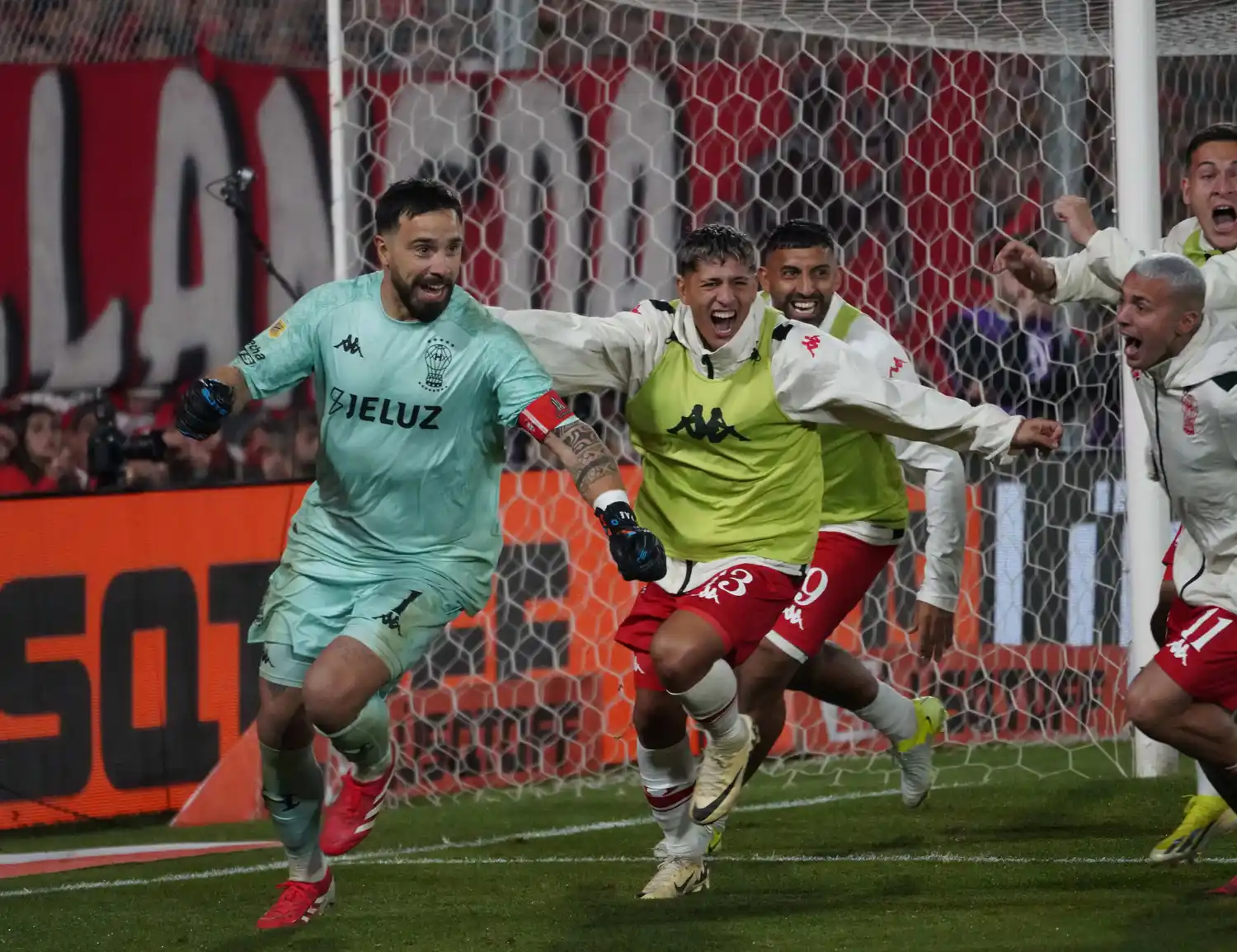 Galíndez encabeza el festejo de Huracán.