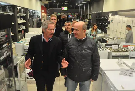 Russo comienza a cerrar su campaña en Lanús junto a Felipe Solá.