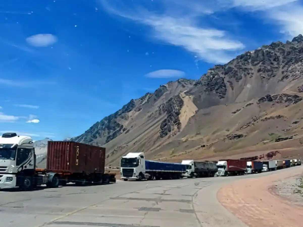 Ya cruzan hacia Chile los 3.000 camiones que estaban varados
