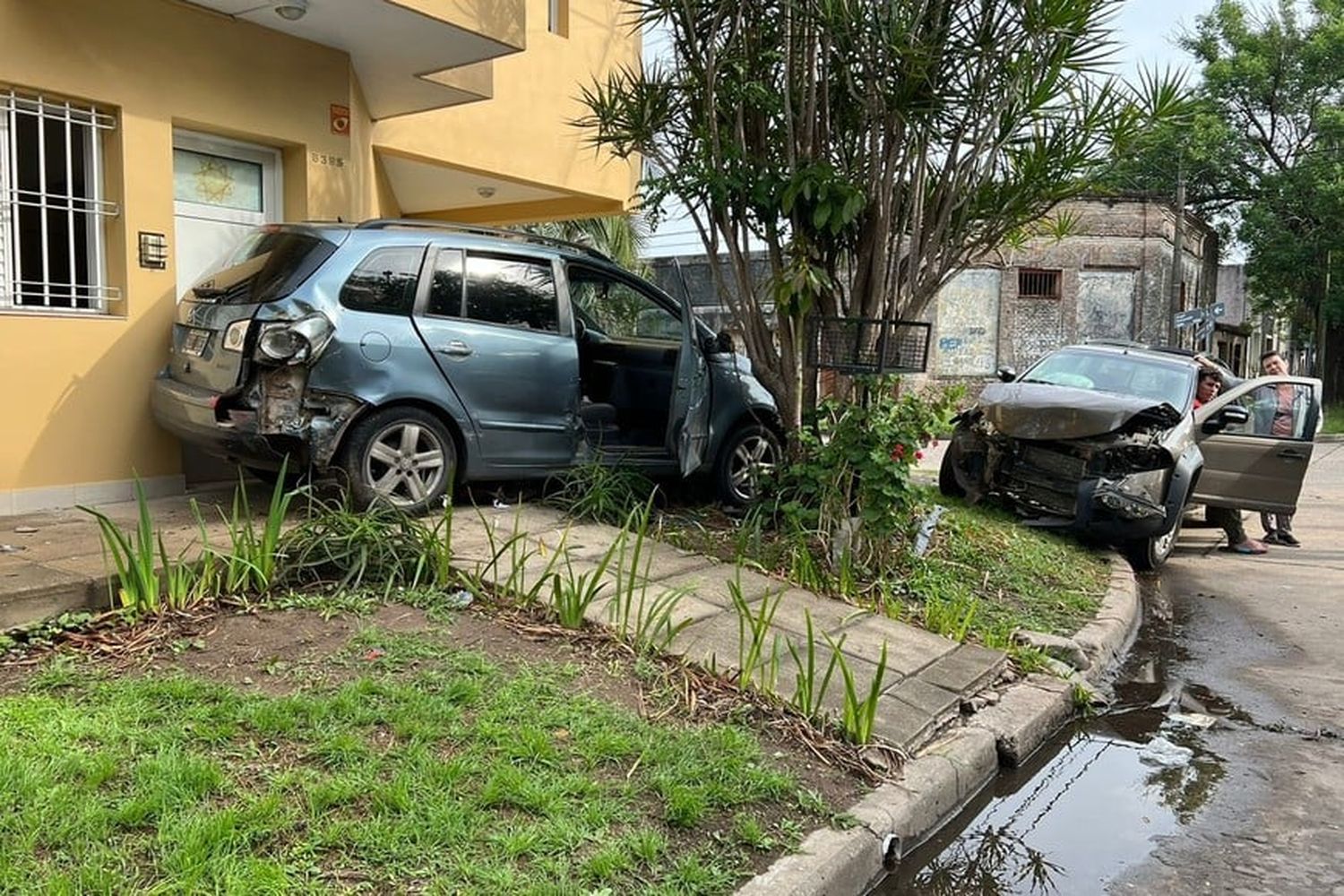 Como consecuencia del choque ambos rodados terminaron sobre la vereda.