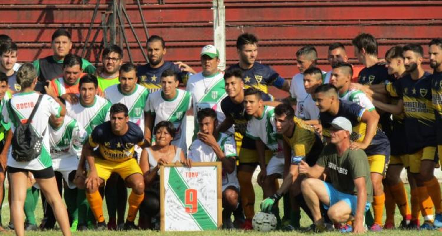 El emotivo homenaje de los jugadores de Banfield a Toni Balladares, el joven futbolista asesinado en diciembre